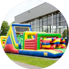 Ferienprogramm mit Hüpfburg