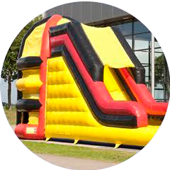 Ferienprogramm mit Wasserrutsche